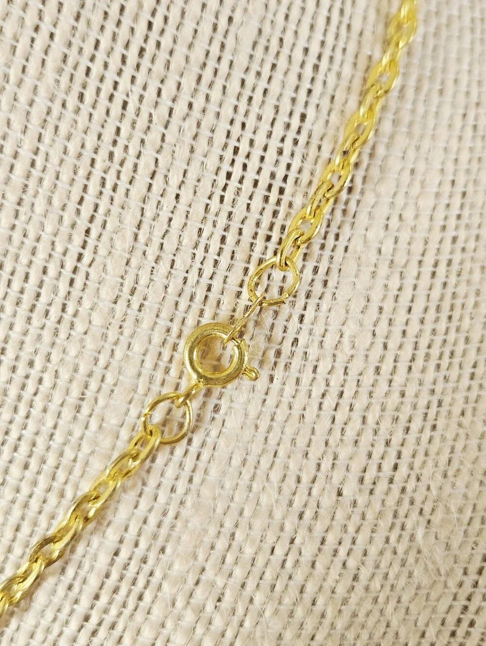 Vintage Virgin Mary Gold Tone Religious Prayer Medal Pendant Chain Necklace